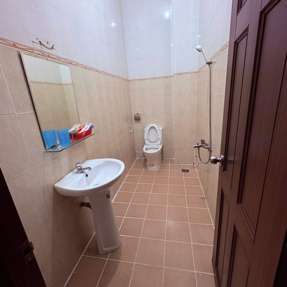 Basic Double Room Single Use | Bathroom | Shower, towels, soap, shampoo