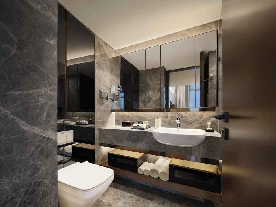 Metropolis Family Duplex Suite - 2-Bedroom / 3 Beds (2 Bathrooms, Washer/Dryer, City View) | Bathroom | Free toiletries, hair dryer, bathrobes, slippers