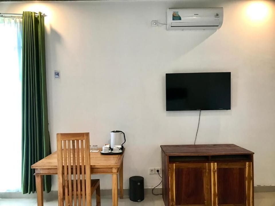 Basic Double Room, Balcony, Courtyard View | Dining