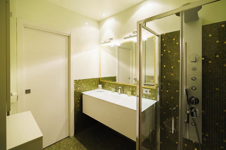 Apartment, Balcony, City View | Bathroom