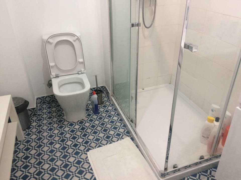 Comfort Apartment, 4 Bedrooms (Desterro Historical 4) | Bathroom | Hair dryer, soap, shampoo, toilet paper