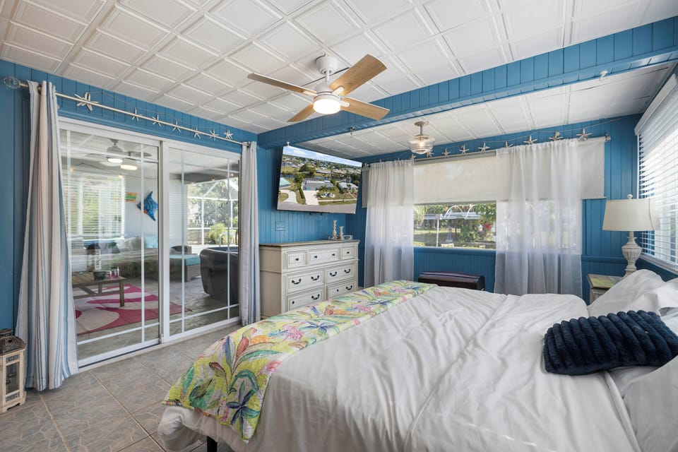 Heated Pool & Boat Dock! Port Charlotte Getaway Cottage in Port Charlotte