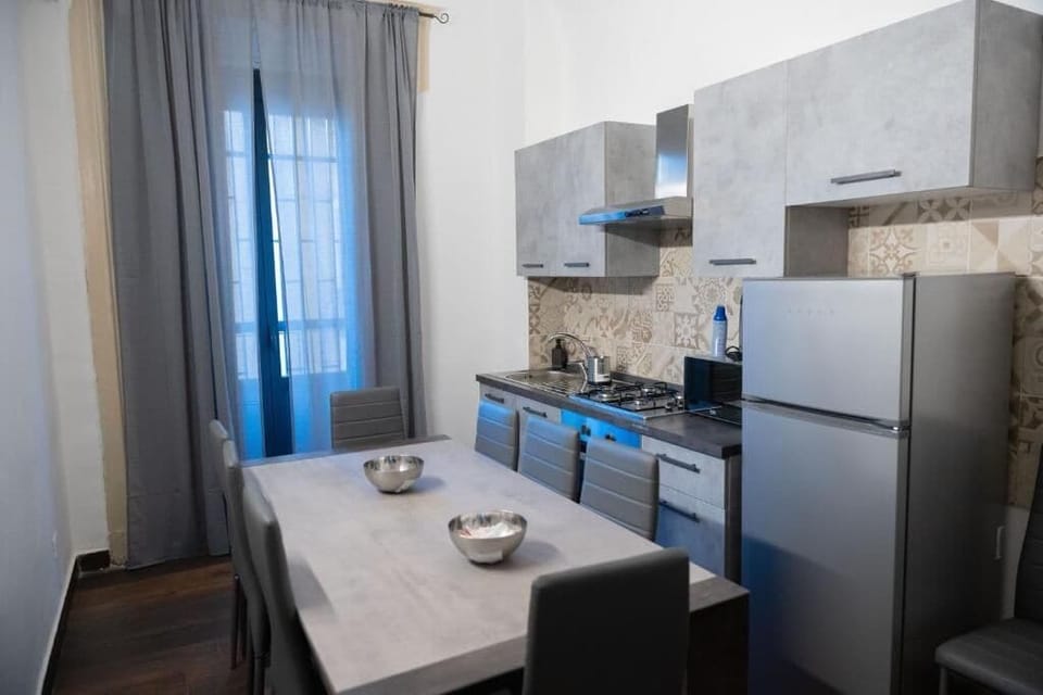 Double Room, Balcony, Courtyard View | Private kitchen | Microwave, cookware/dishes/utensils