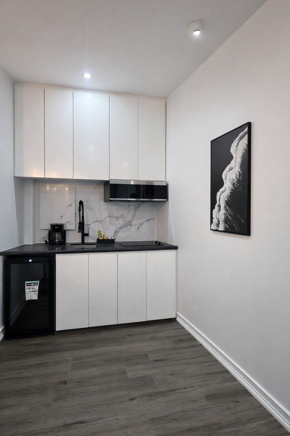 Luxury Double Room | Private kitchen | Coffee grinder, paper towels