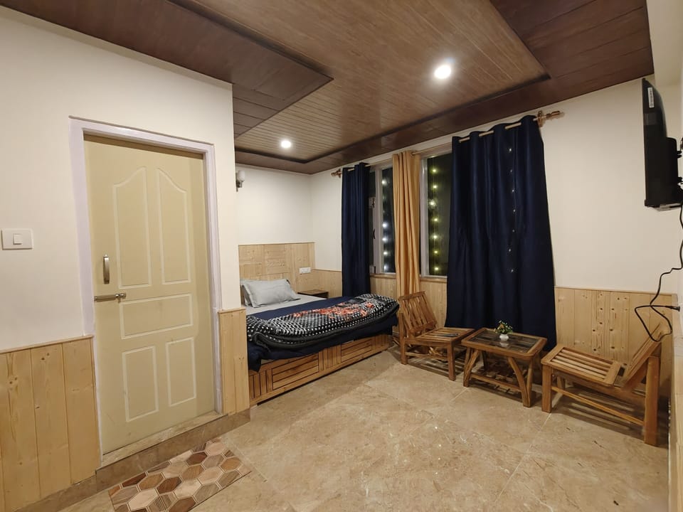 Deluxe Single Room, Balcony, Mountain View | Laptop workspace, free WiFi