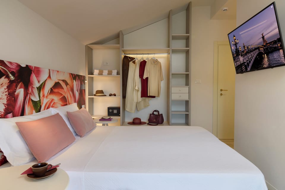 Comfort Triple Room | In-room safe, desk, free WiFi, bed sheets