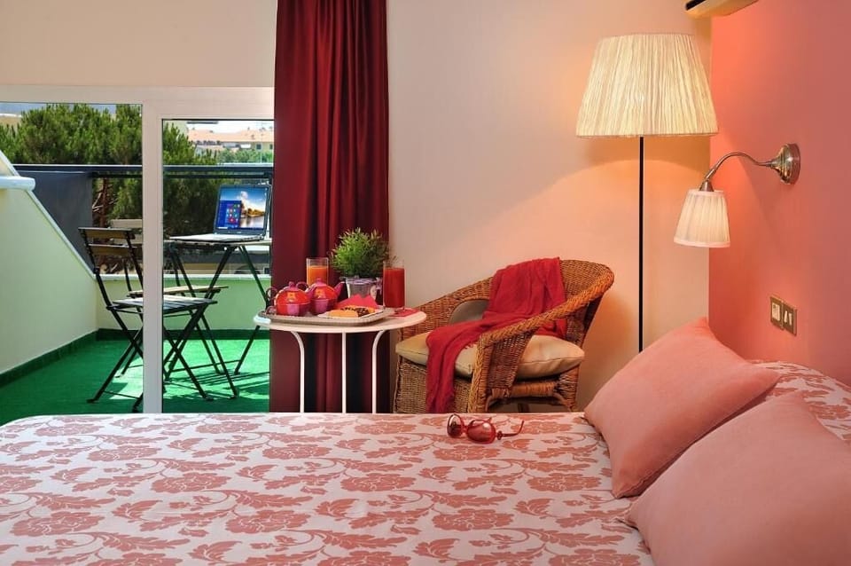 Comfort Double or Twin Room | In-room safe, desk, WiFi (free), bed sheets