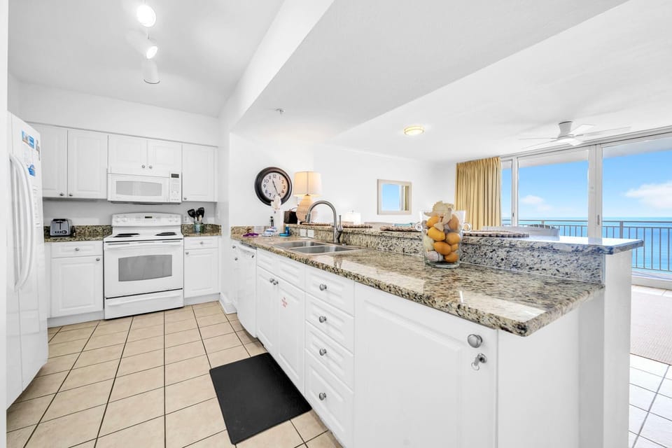 Condo, 1 King Bed with Sofa bed (Emerald Beach 1928) | Private kitchen