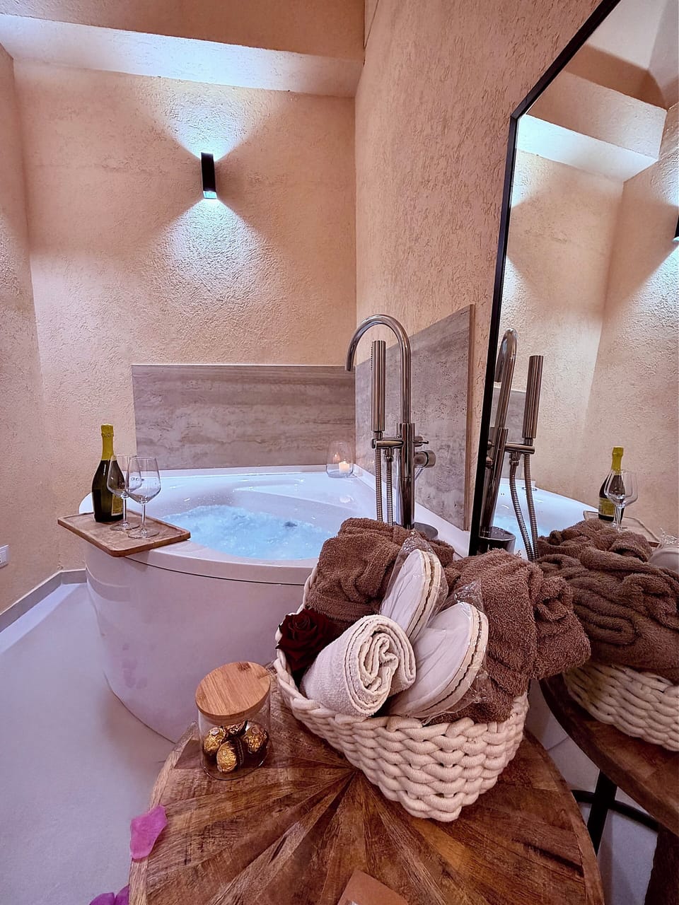 Deluxe Double Room, 1 Bedroom, Hot Tub, Courtyard View | Bathroom | Hair dryer, slippers, towels, soap