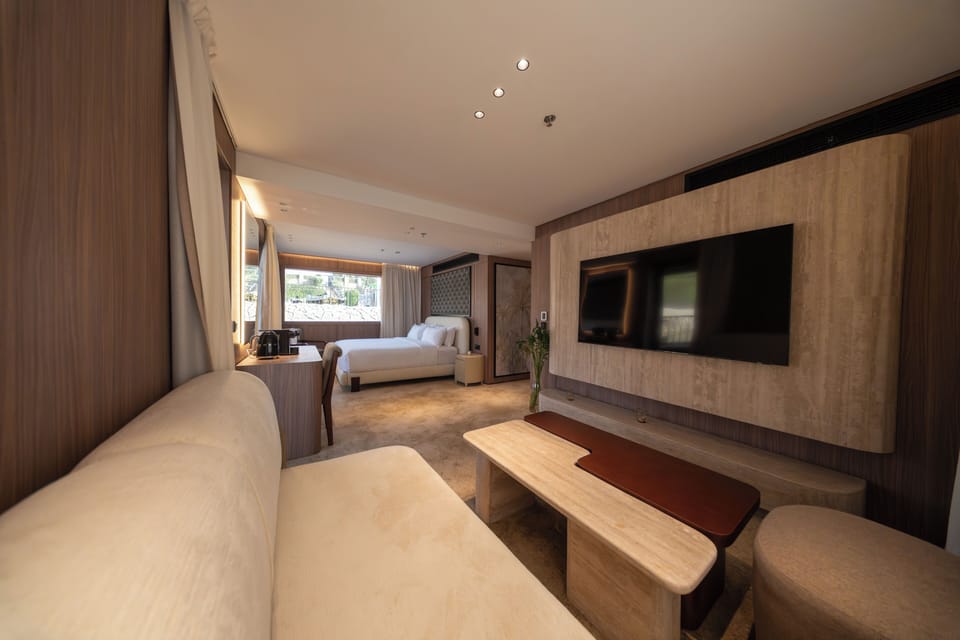 Royal Suite, Balcony | Desk, free WiFi, bed sheets, wheelchair access