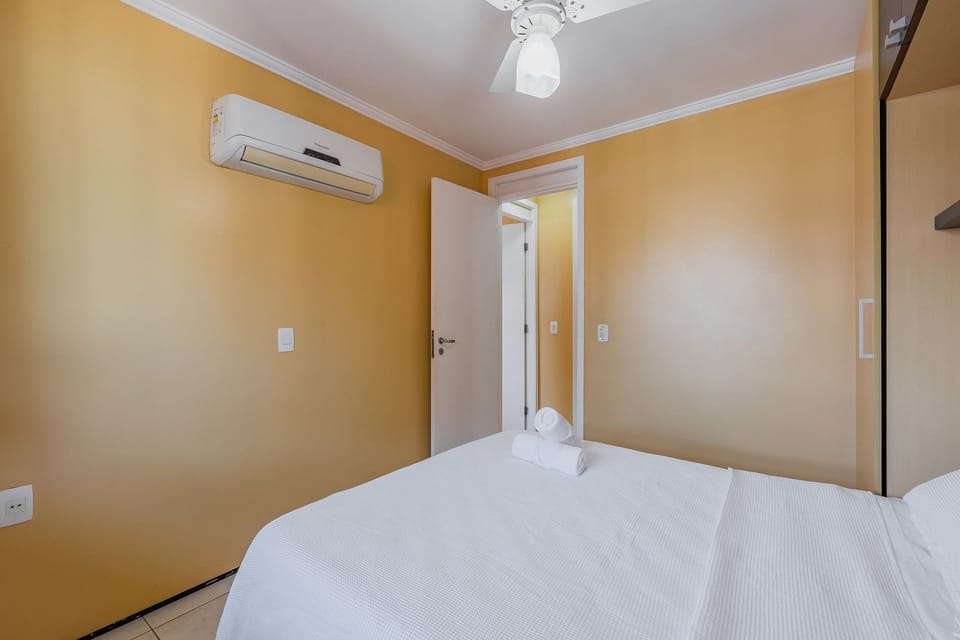 2 bedrooms, desk