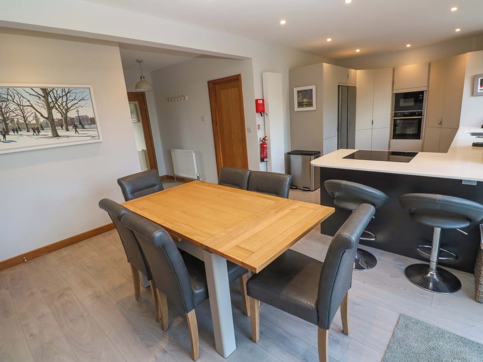 Cottage | Dining
