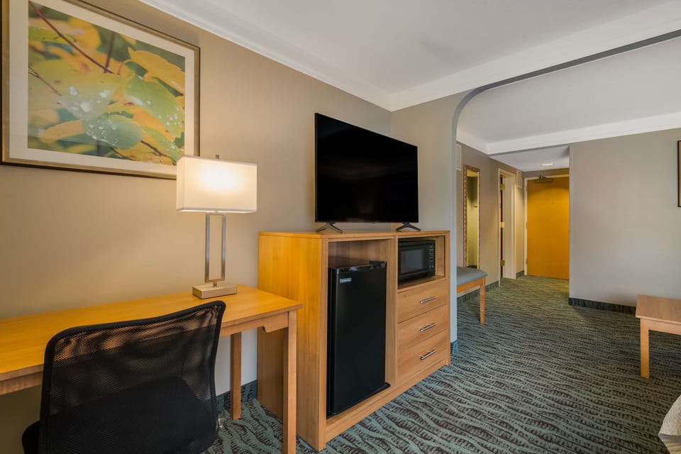 Premium bedding, in-room safe, desk, laptop workspace