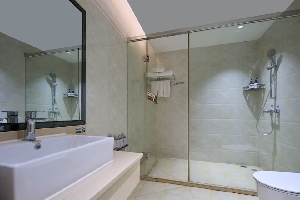 Luxury Triple Room, City View | Bathroom | Shower, free toiletries, hair dryer, slippers