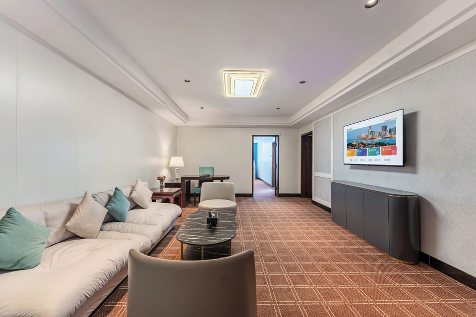 Business Suite, City View | Living area | 55-inch LED TV with cable channels, first-run movies, pay movies