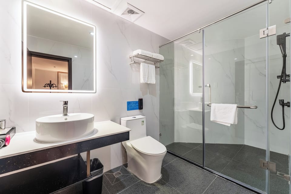 Business Suite, City View | Bathroom | Shower, free toiletries, hair dryer, slippers