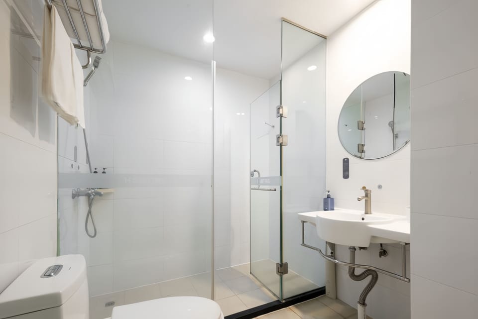 Premier Double Room, City View | Bathroom | Shower, hair dryer, slippers, towels