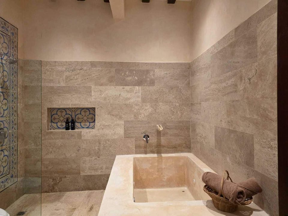Deluxe Room, Courtyard View | Bathroom | Hair dryer, towels, soap, shampoo