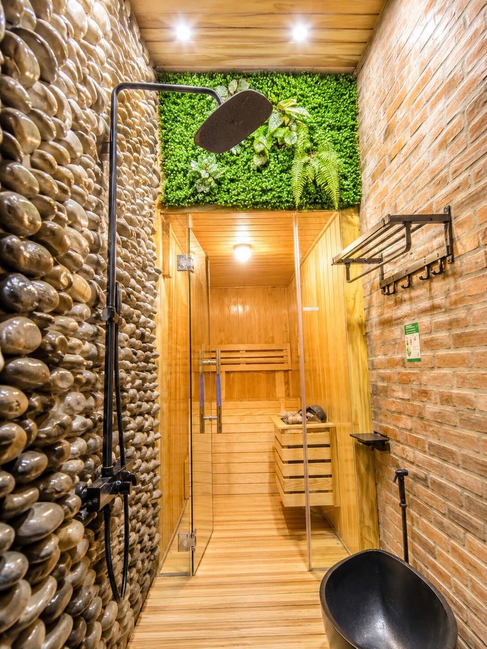 Deluxe Double Room | Bathroom | Shower, free toiletries, hair dryer, bidet