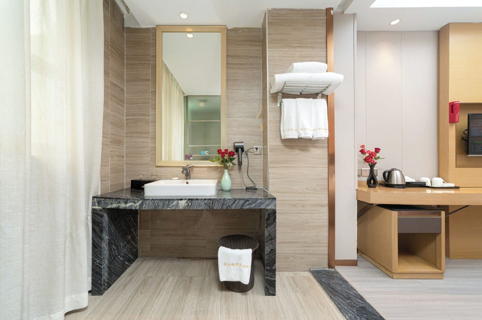 Luxury Triple Room, City View | Interior