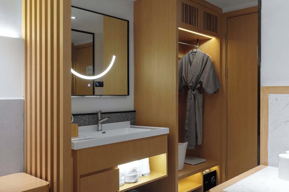 Superior Twin Room, City View | Bathroom | Free toiletries, hair dryer, slippers, towels