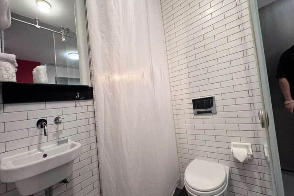 Family Suite | Bathroom | Combined shower/tub, free toiletries, hair dryer, towels