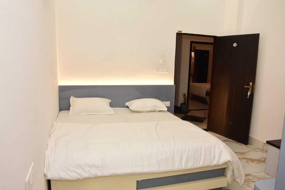 Deluxe Room, City View | Desk, laptop workspace, free WiFi