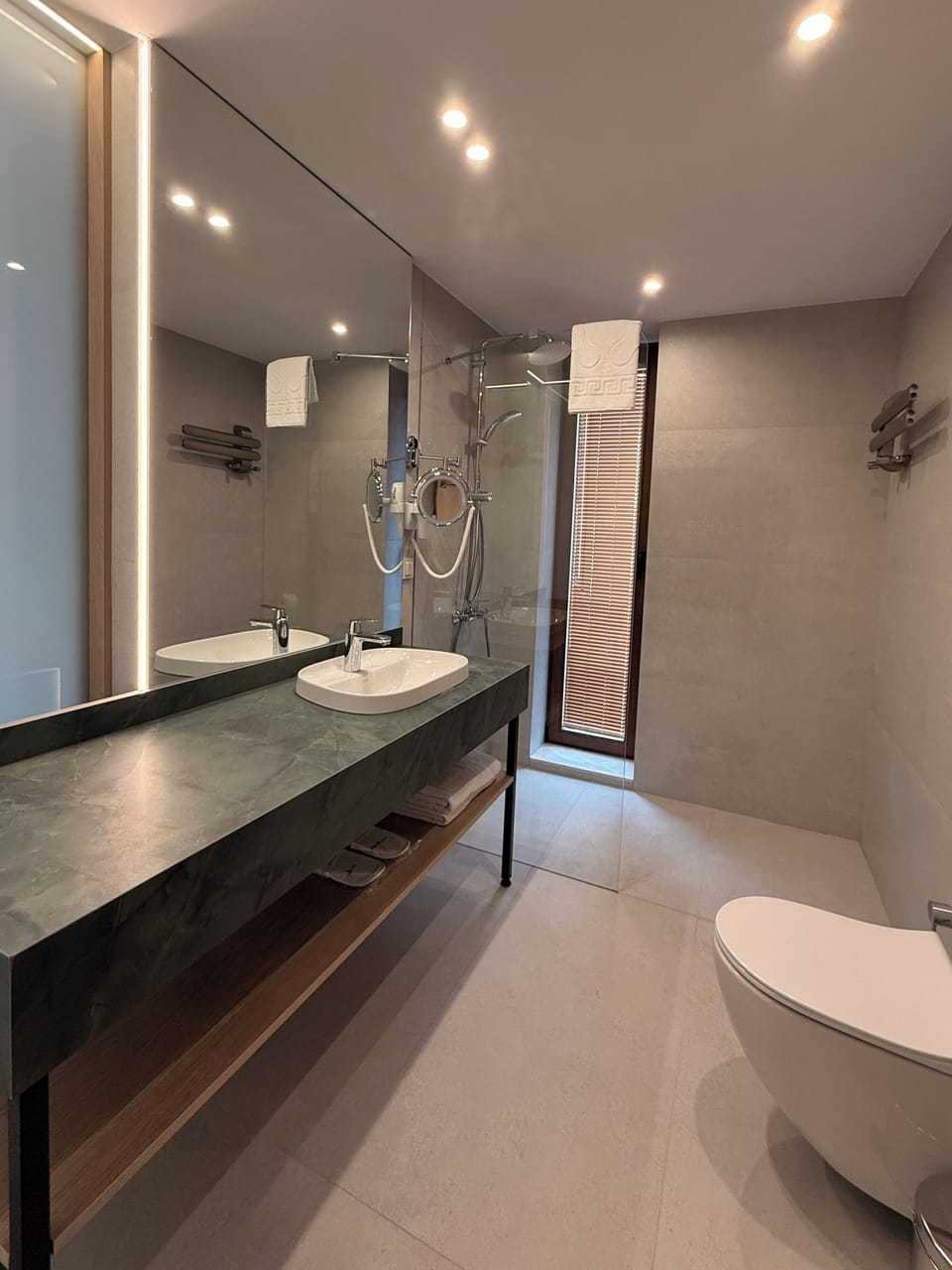 Standard Double or Twin Room, Non Smoking | Bathroom | Shower, rainfall showerhead, hair dryer, towels