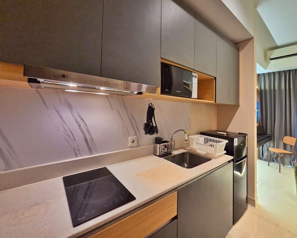 Studio, 1 Bedroom, City View | Private kitchen | Fridge, microwave, stovetop, cookware/dishes/utensils