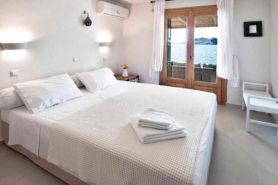 Deluxe Suite, Sea View | In-room safe, iron/ironing board