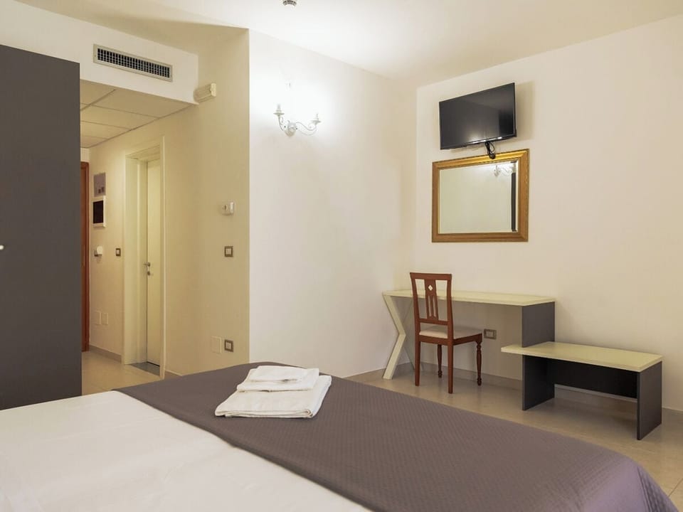 Double or Twin Room | Desk, bed sheets