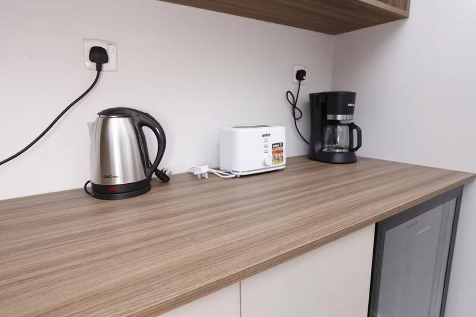 Deluxe Apartment, Non Smoking, Private Bathroom | Private kitchenette | Microwave, oven, coffee/tea maker, electric kettle