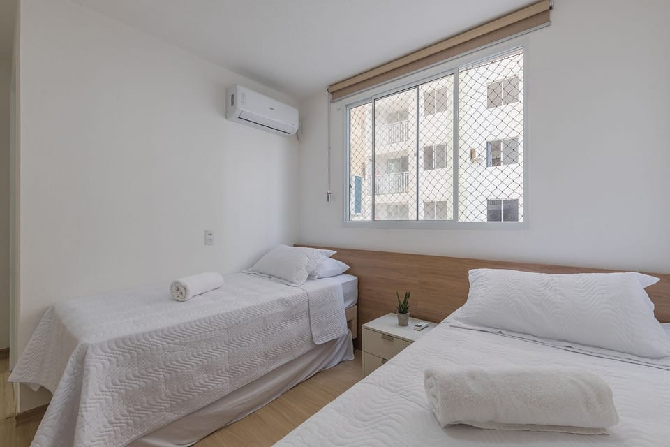 2 bedrooms, desk