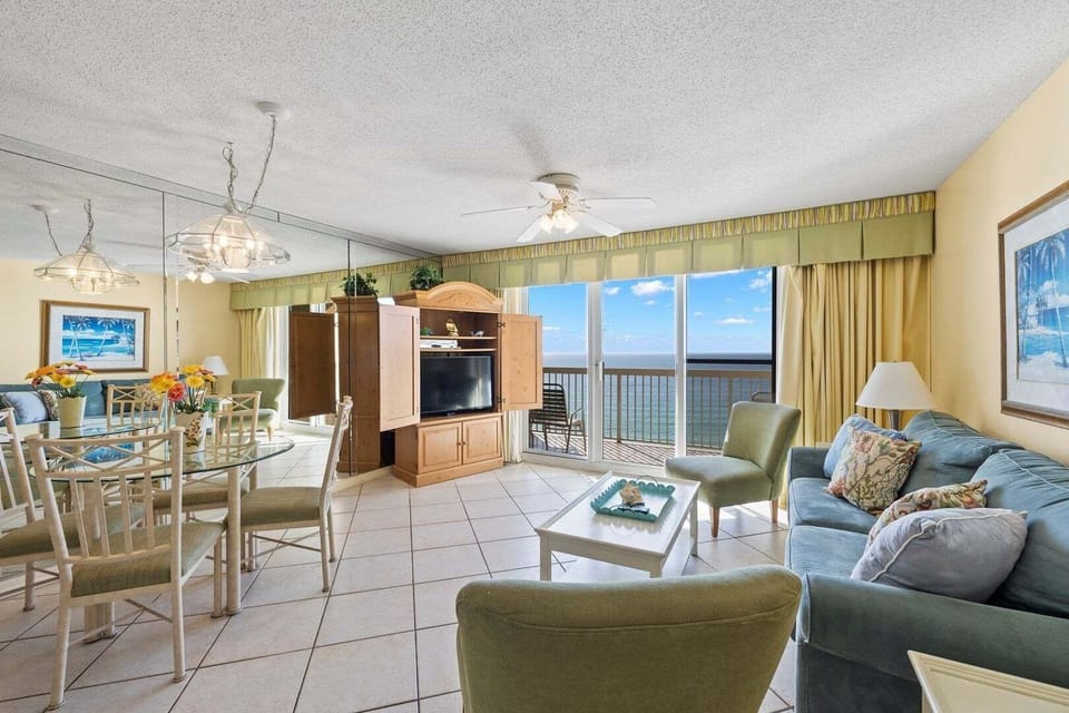 Condo, 1 Bedroom | Living area