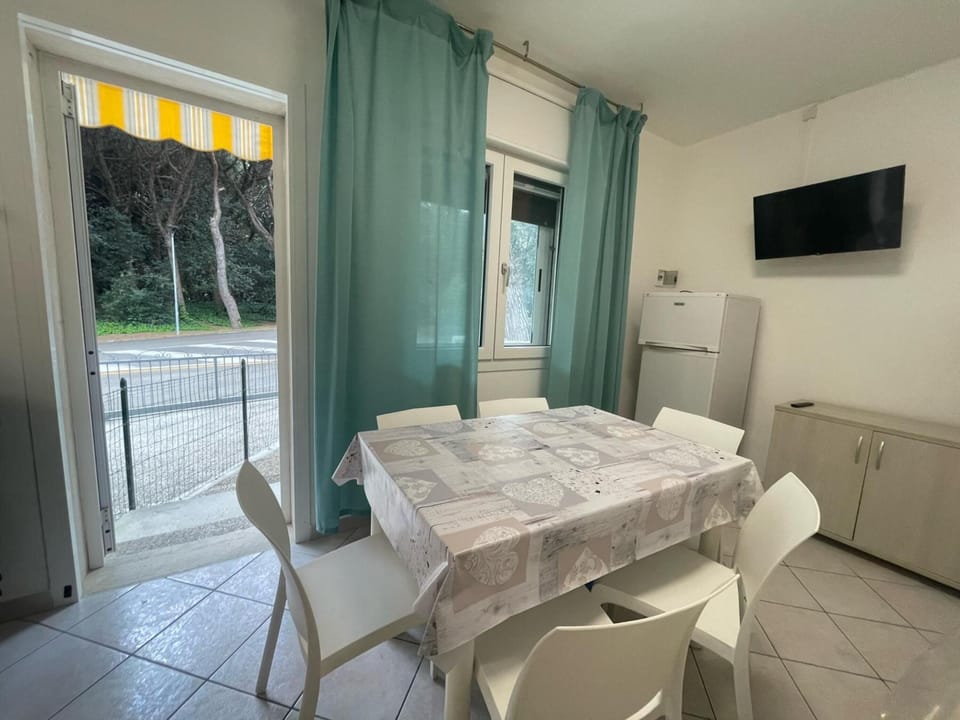 Apartment, 2 Bedrooms, Balcony, Garden View | Dining