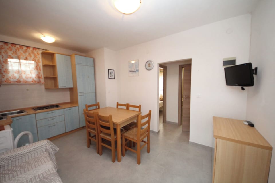 Apartment, 2 Bedrooms | Dining room