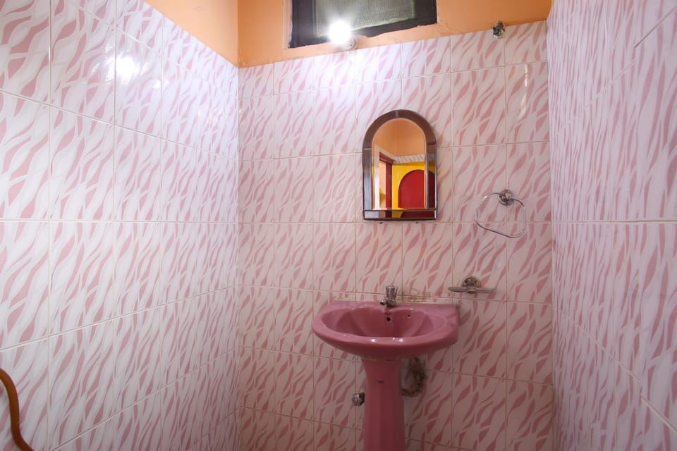 Super Deluxe | Bathroom | Shower, free toiletries, towels