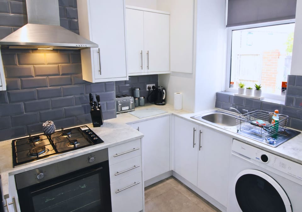 Comfort Apartment, Garden View | Private kitchen | Fridge, microwave, oven, stovetop