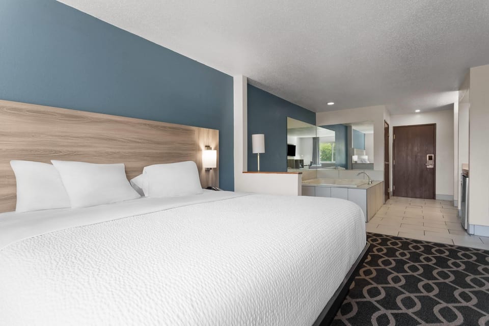 Deluxe Studio Suite, 1 King Bed, Non Smoking | Jetted tub