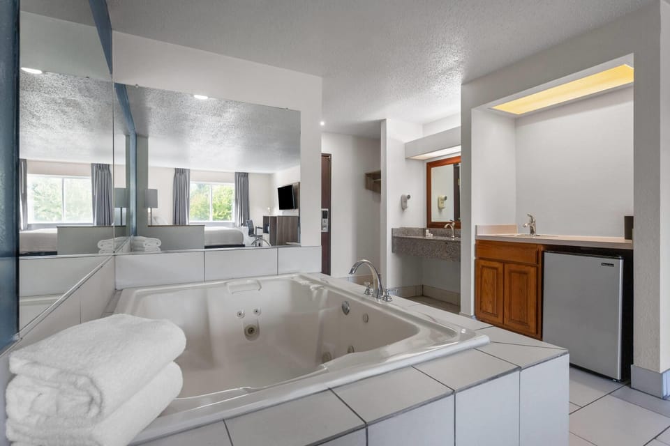 Deluxe Studio Suite, 1 King Bed, Non Smoking | Jetted tub