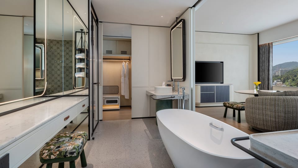 Grand Room, 1 King Bed | Bathroom