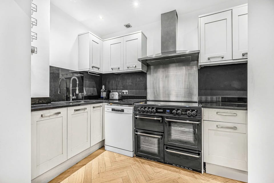 Apartment, 1 King Bed with Sofa bed, Patio (Fitzroy St 39A) | Private kitchen