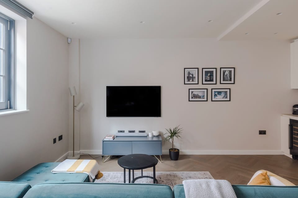 House, Multiple Beds, Kitchen, City View (Huntsworth Mews 7) | Living area