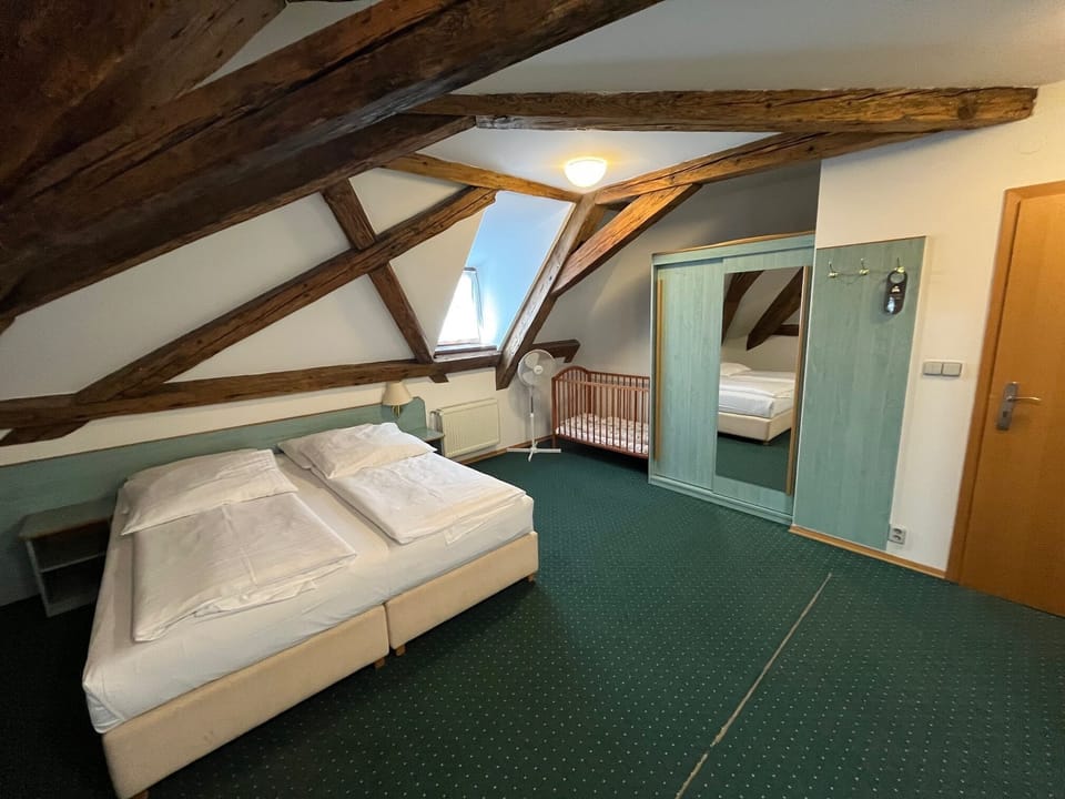 Triple Room | In-room safe, desk, iron/ironing board, free WiFi