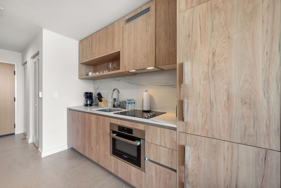 Deluxe Studio, Balcony, City View | Private kitchen