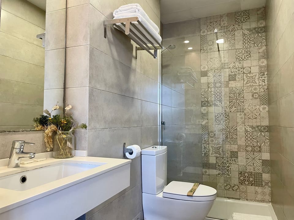 Triple Room | Bathroom | Shower, free toiletries, towels, soap