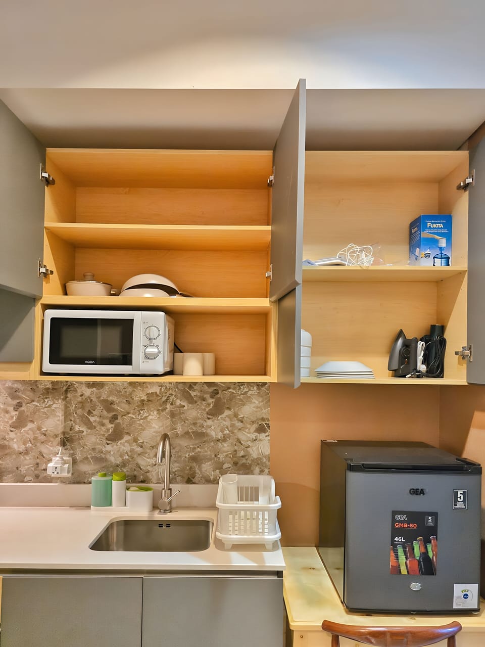 Room, 1 Bedroom, City View | Private kitchen | Fridge, stovetop, cookware/dishes/utensils