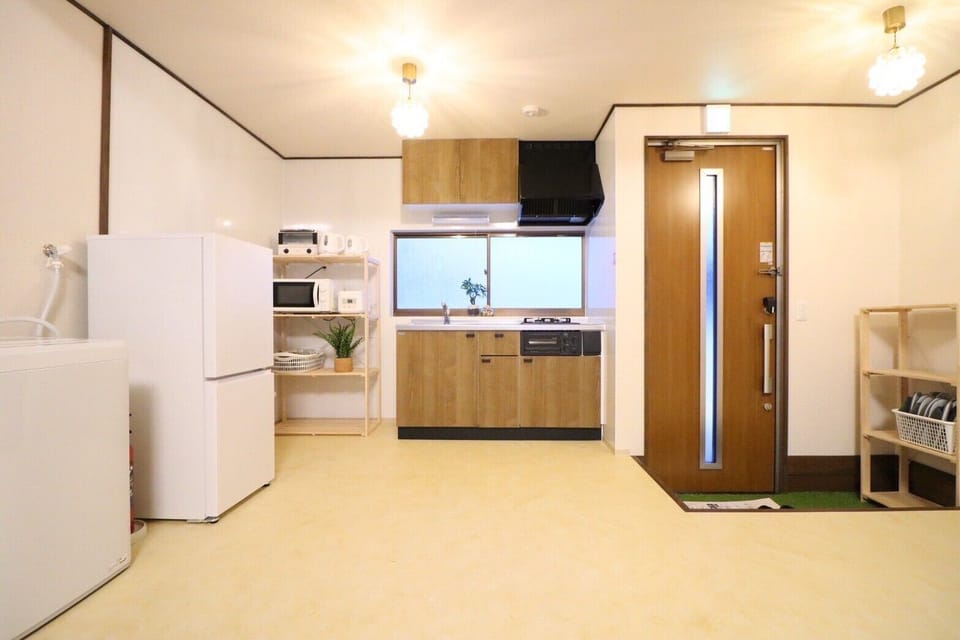Full-size fridge, microwave, oven, stovetop