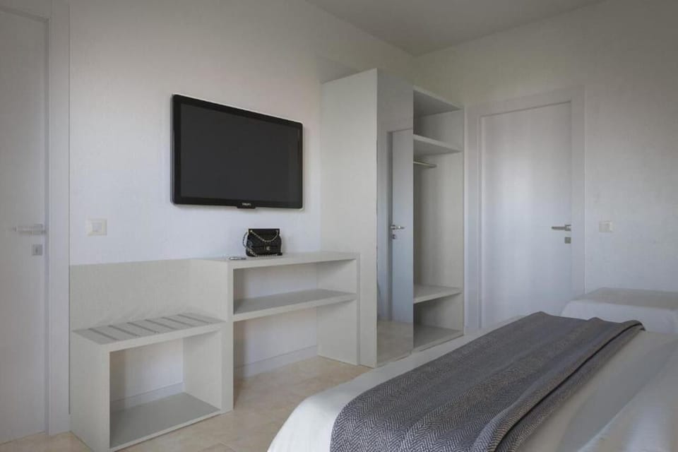 Classic Triple Room | In-room safe, desk, free WiFi