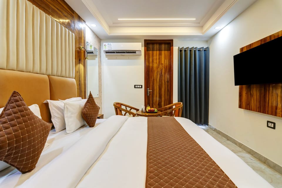 Deluxe Double Room | Desk, laptop workspace, iron/ironing board, WiFi (free)